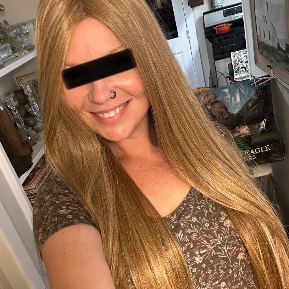 28 inch blonde wig with great highlights. Never worn.
